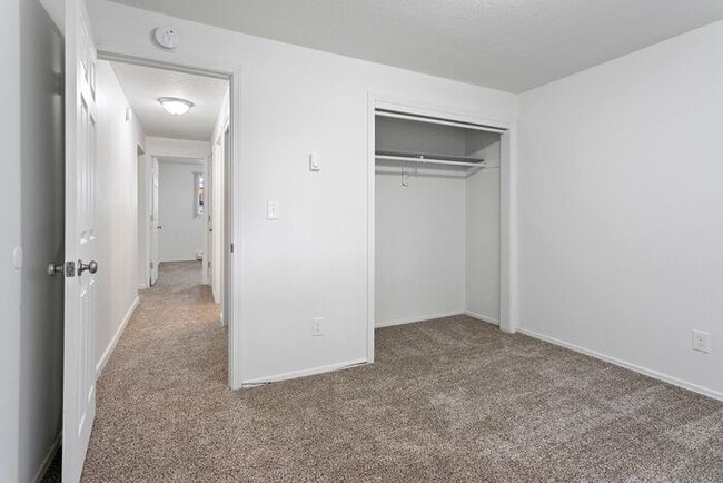 Building Photo - Beautifully Updated 2 bedroom 1 bath! MOVE...