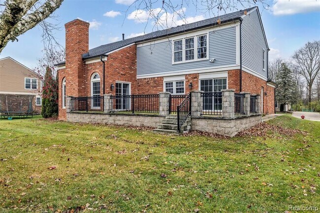 Building Photo - 45077 Roundview Dr