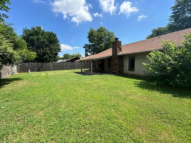 Building Photo - Large single story 4 bedroom