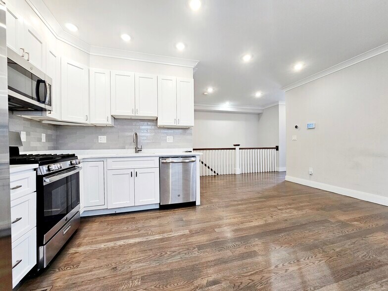 Building Photo - 79 Linden St