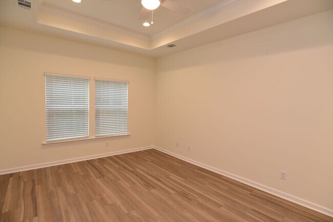 Building Photo - Charming Town Home Available