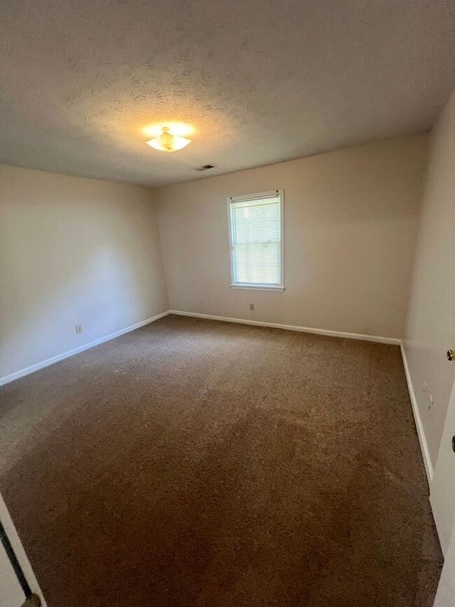 Building Photo - Beautiful 2 bedroom 2 bathroom ranch duplex Now Ready!