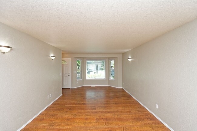 Building Photo - 4 Bedroom Home