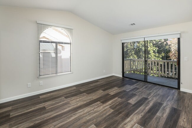 Building Photo - Impeccably remodeled unit-don't miss this ...