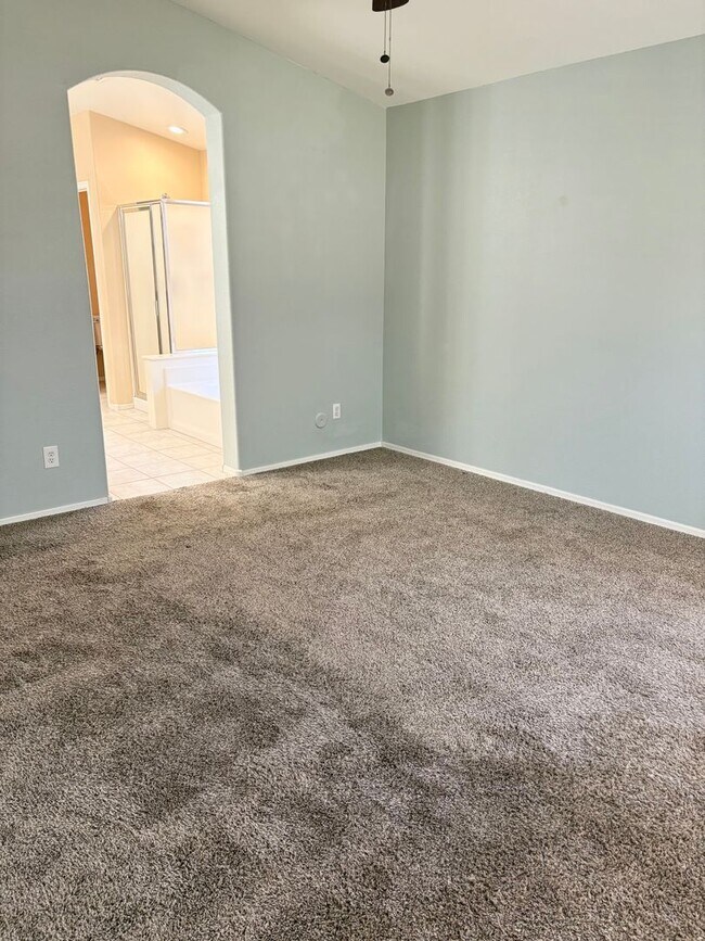 Building Photo - **BEAUTIFUL & SPACIOUS 3 BEDROOM/2 BATHROO...