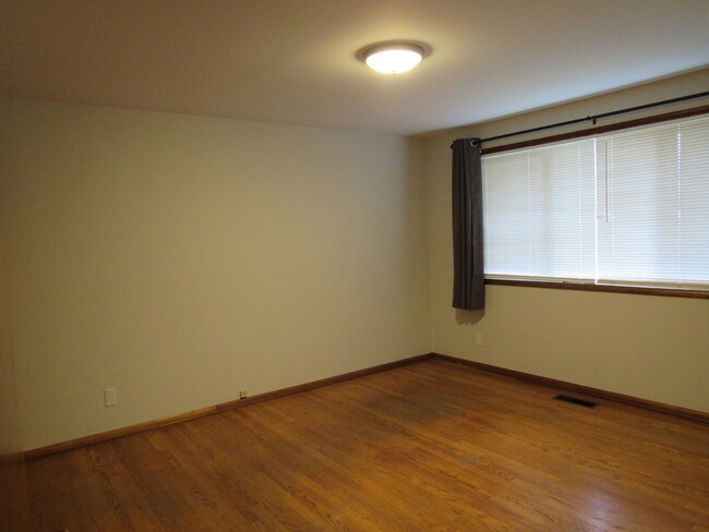 Building Photo - $1,000 Off for First Month's Rent!!! Lawnc...