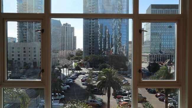 Building Photo - 2 Bedroom- 2 Bathroom Single Story Condo o...