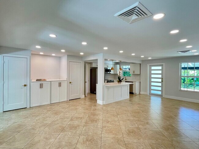 Building Photo - 360 Alhambra Pl