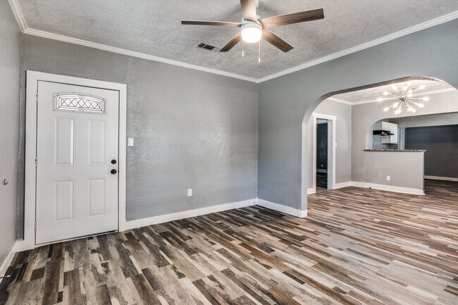 Building Photo - Single-Family Home Available!