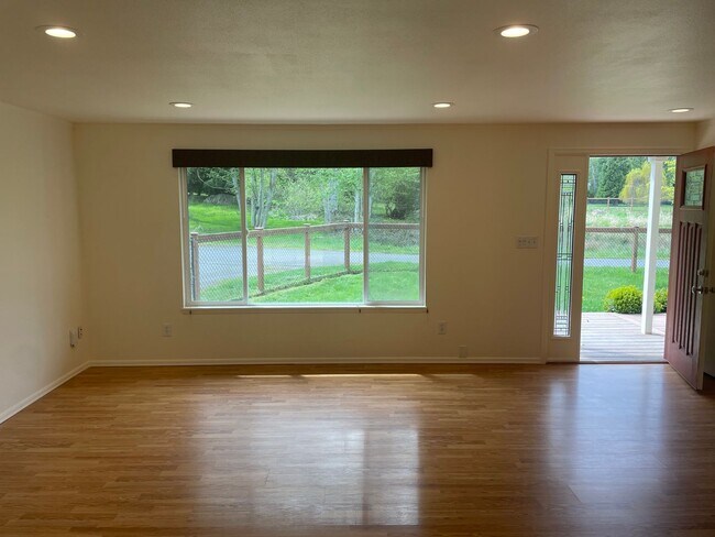 Building Photo - Private Langley Home Only Minutes From Downtown!