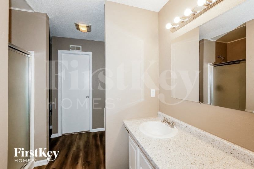 Building Photo - 10830 Clear Spring Dr