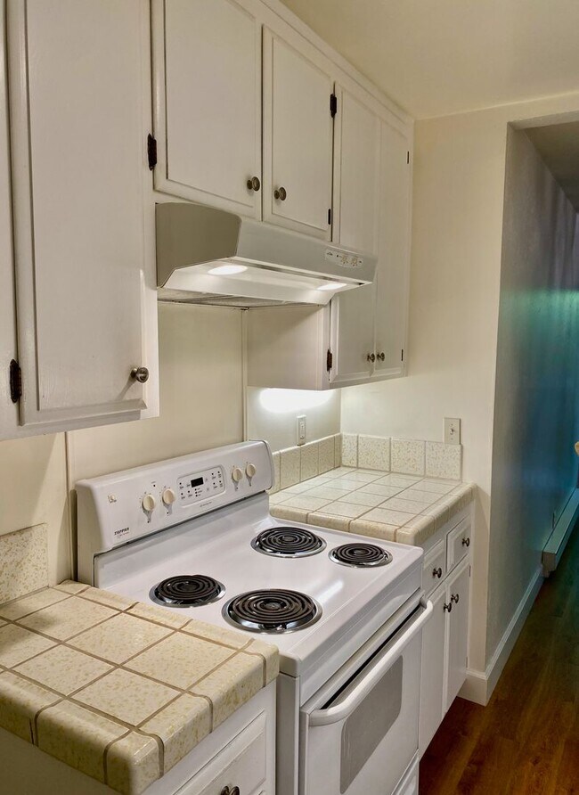 Building Photo - Private, Comfortable Downstairs Condo