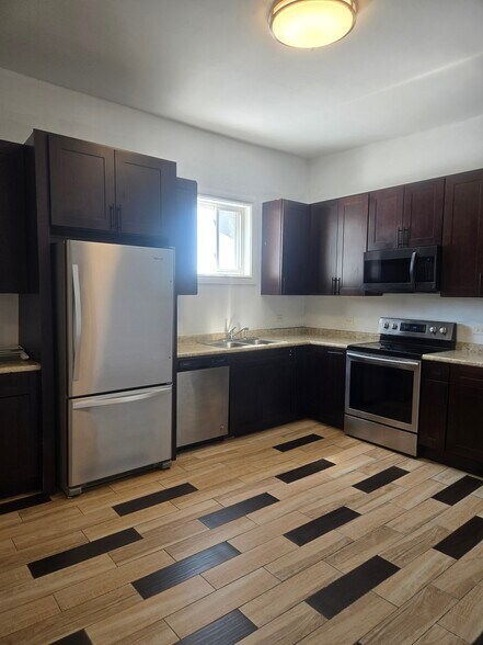 Building Photo - 7055 N Clark St