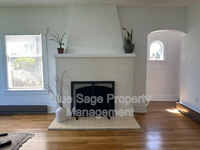 Building Photo - 302 N Albert St