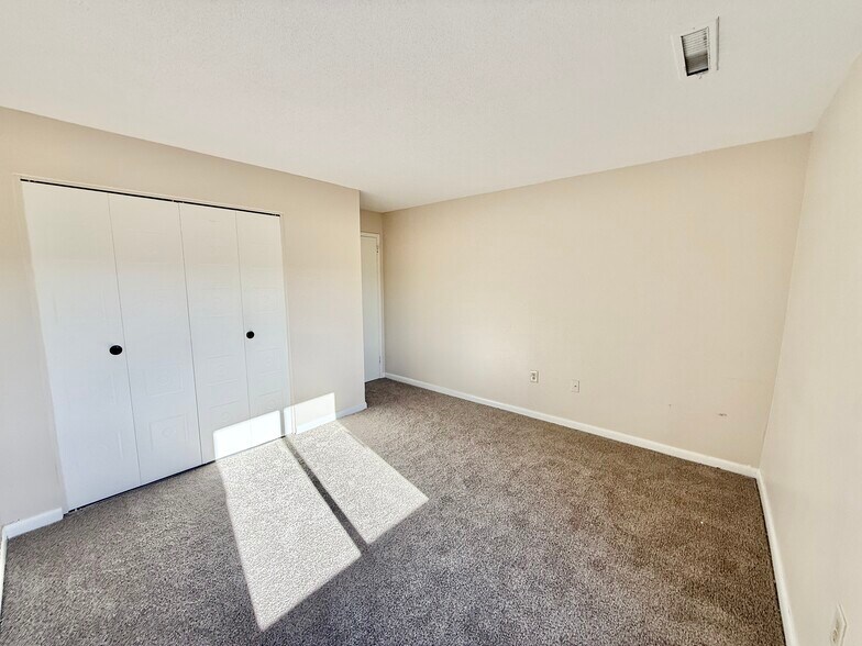 Building Photo - 1006 Paradise Rd