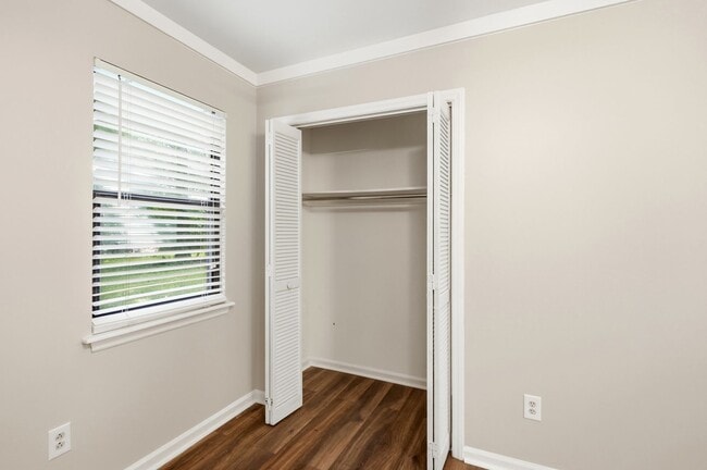 Building Photo - Renovated Ranch on a Quiet Cul-de-Sac with Vaulted Ceilings & Private Backyard