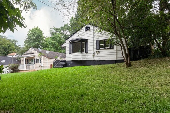 Building Photo - Beautiful Newly Renovated 2/1 w/ Large Fen...