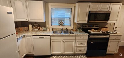 Building Photo - Walk to UF Campus! 4 bed/ 2 Bath walk/bike...