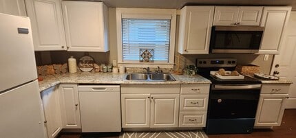 Building Photo - Walk to UF Campus! 4 bed/ 2 Bath walk/bike...