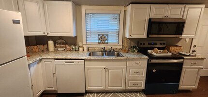 Building Photo - Walk to UF Campus! 4 bed/ 2 Bath walk/bike to Downtown or UF!