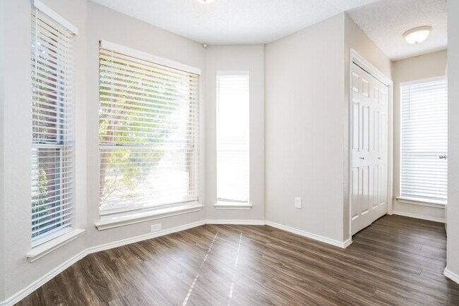 Building Photo - 2843 Red Oak Dr