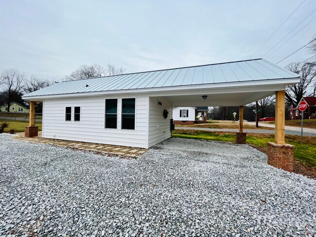 1 car - carport - 853 W 8th St