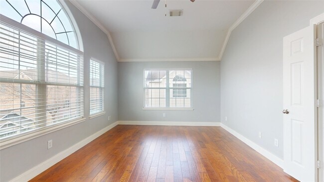 Building Photo - 328 Malone St