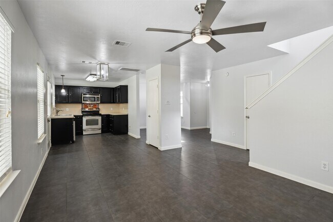 Building Photo - 18911 Brownstone Mills Dr