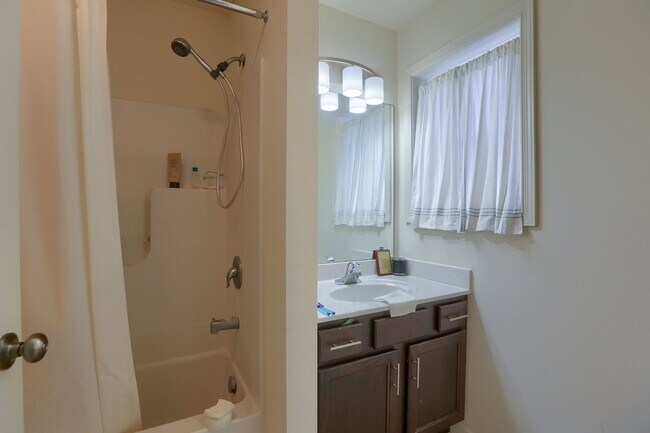 Building Photo - Furnished 3 bedroom townhome