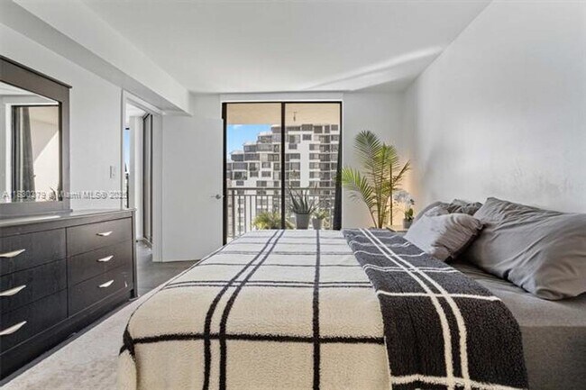 Building Photo - 540 Brickell Key Dr