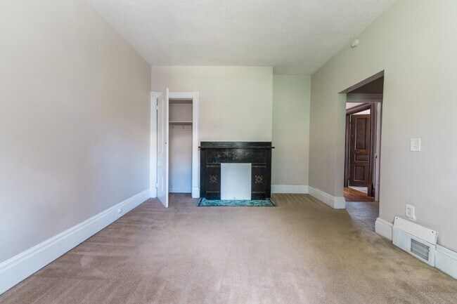 Building Photo - AVAILABLE AUGUST 2026 - Unique 3 Bedroom + den w/ Central AC in the South Side Slopes!