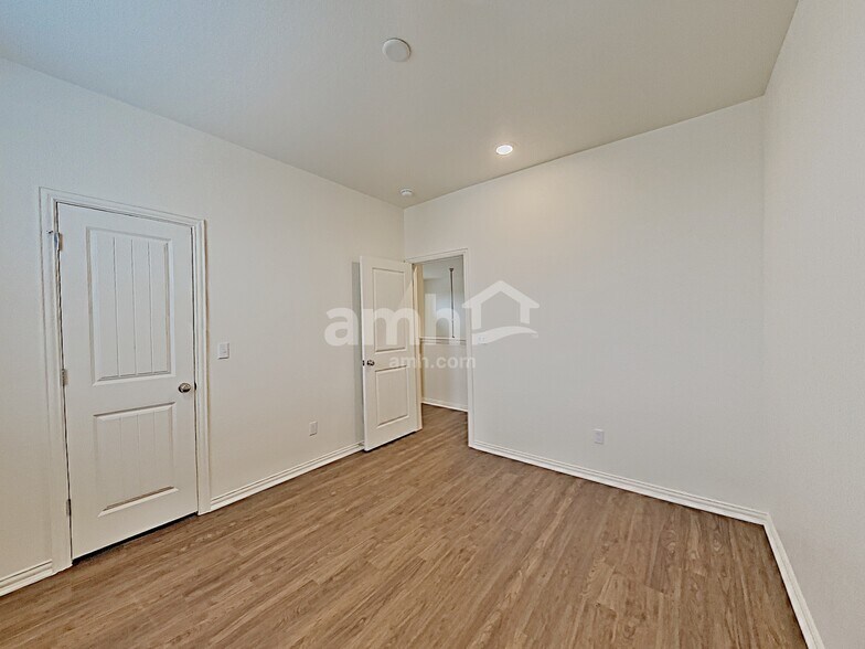 Building Photo - 2740 Spencebrook