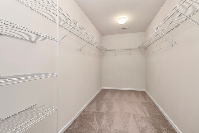 Building Photo - Welcome to this spacious 4 bedroom, 2.5 ba...
