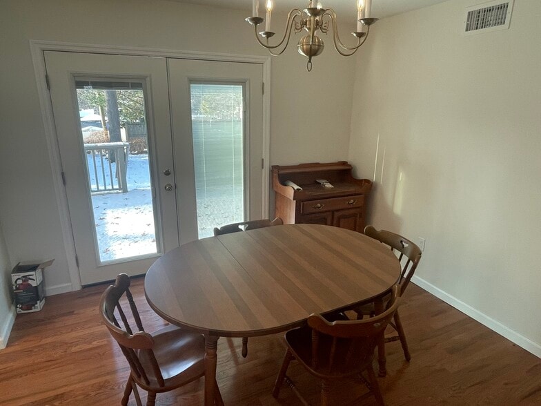 Dining Room/Door to Deck - 576 John St