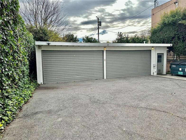 Building Photo - 412 W Elmwood Ave