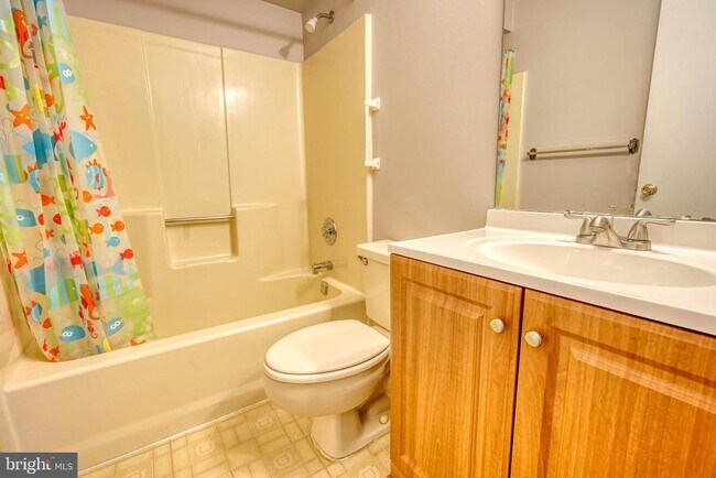 Building Photo - 166 Woodlake Dr