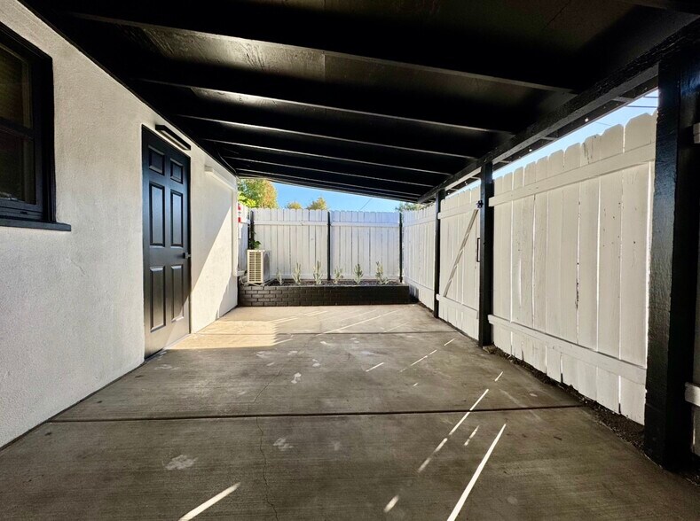 Building Photo - 919 E Grand Ave