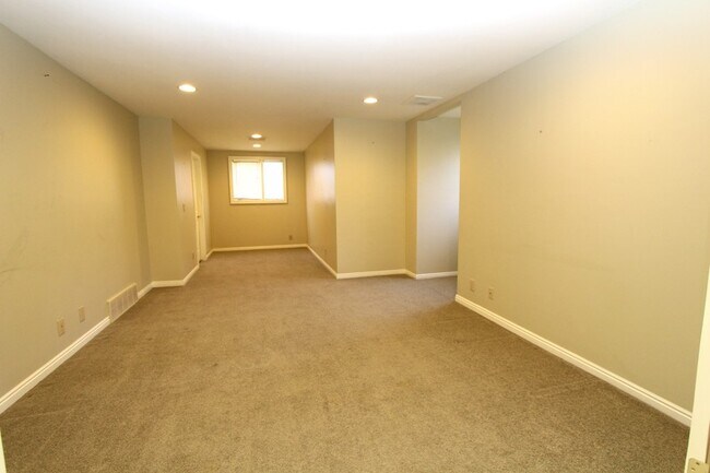 Building Photo - 3333 Deer Hollow Dr