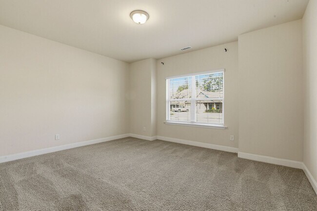 Building Photo - 52 Woodwater Cir