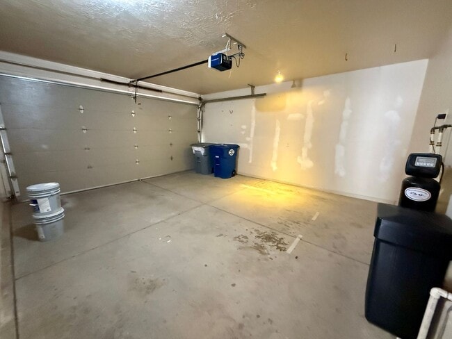 Building Photo - Spacious & Sunny Home in Quiet Hurricane N...