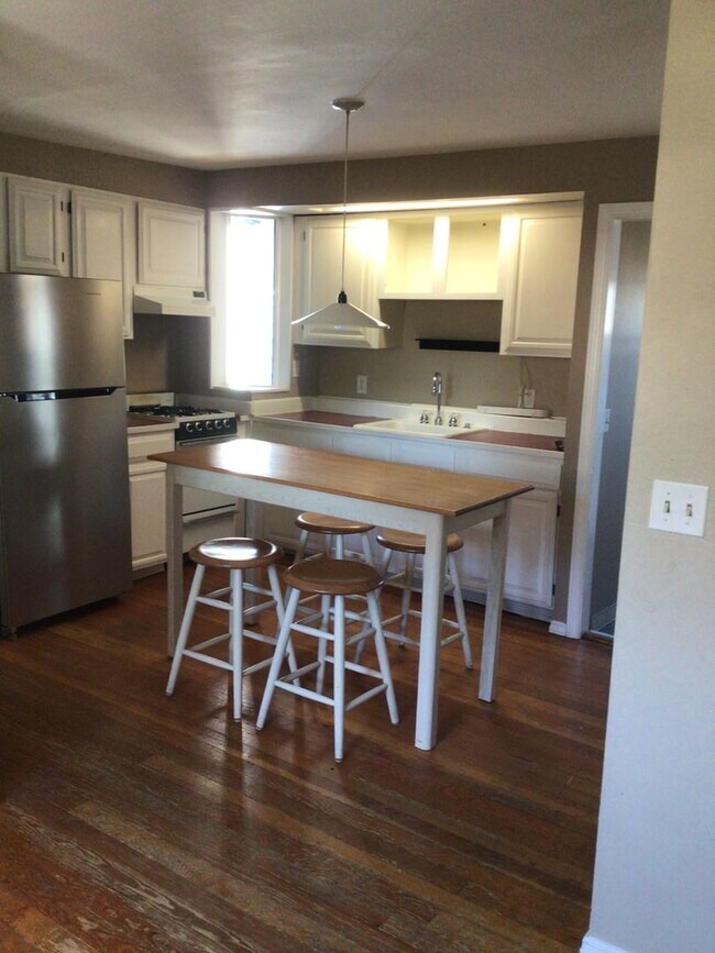 Building Photo - Arbor Heights Bungalow, Available early Oc...