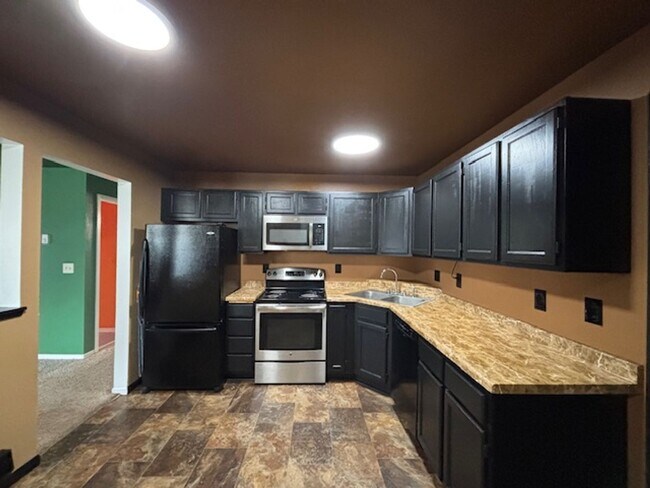 Building Photo - X-LARGE 1 BR/1 BA Condo Available 5/1 in a Beautiful St. Paul Neighborhood!