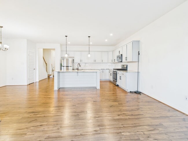 Building Photo - 6600 Wy Pt Dr