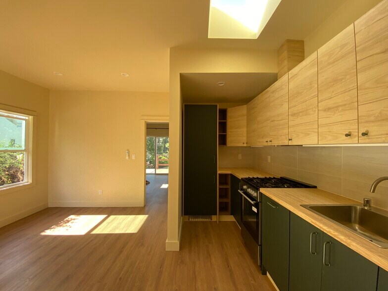 Building Photo - 1251 W 47th St