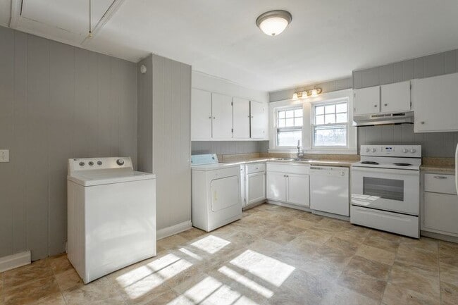 Building Photo - 209 S Moss Ave