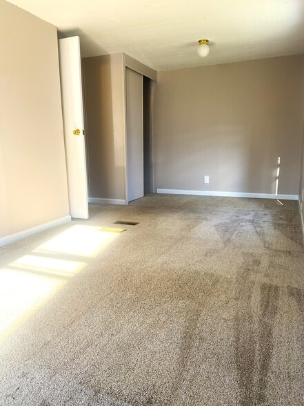 Building Photo - 39 1/2 Long St