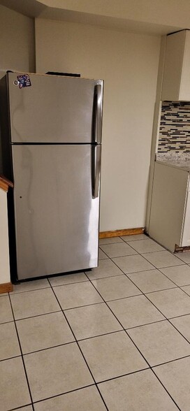 Building Photo - 82 Miller St