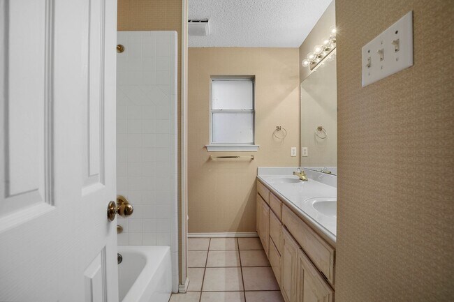 Building Photo - 3040 Flamingo Cir