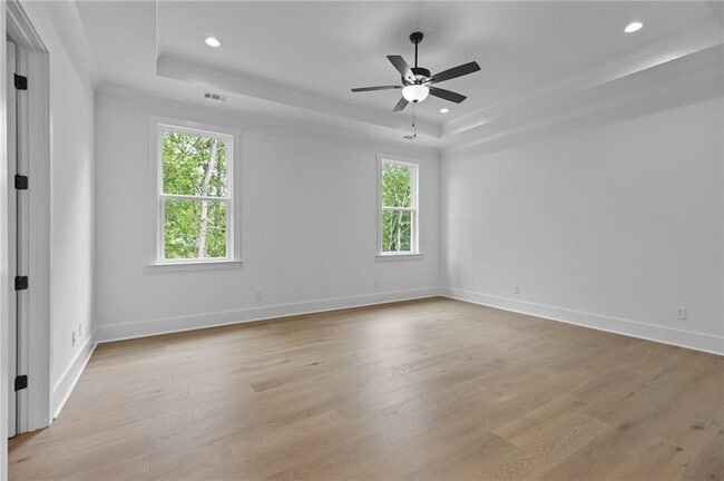 Building Photo - 6120 Hutchins Dr