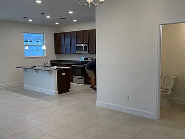 Building Photo - Spacious 3-Bedroom Townhouse in Grandview ...